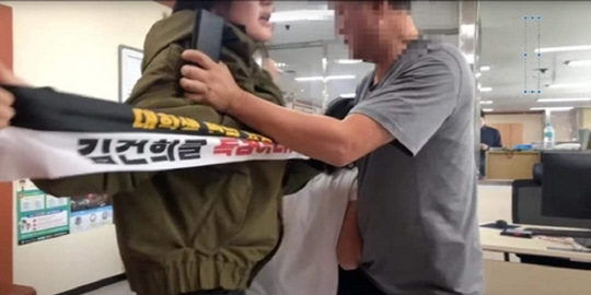 현행범 체포된 뒤 경찰서에서 구호 외치는 한국대학생진보연합 회원.<대진연 페이스북 캡처>